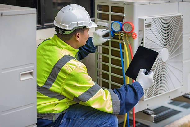 Professional Hvac technician working in Lake Forest, IL